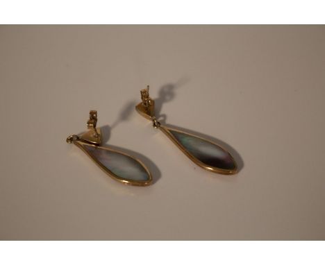 A 9 carat gold pendant on a 9 carat gold chain with a pair of matching 9 carat gold earrings and pendant set with mother of p