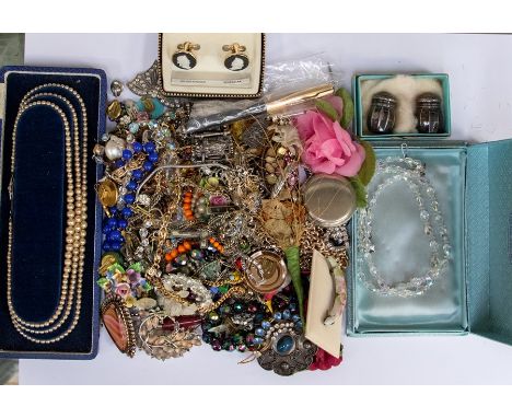 A collection of vintage costume jewellery to include a rolled gold Parker fountain pen with gold nib, along with paste set br