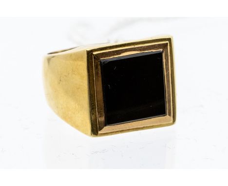 A gents onyx and unmarked yellow metal signet ring, assessed as 18ct gold, size T, total gross weight approx 12.8gms  Conditi
