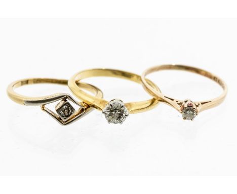 A collection of three diamond set rings, to include an 18ct gold solitaire, claw set round brilliant cut diamond weighing app