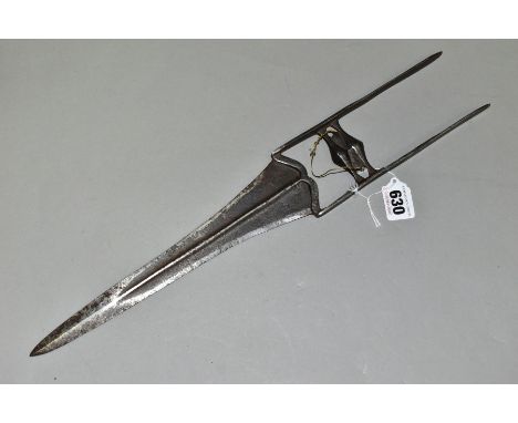 AN ANTIQUE INDIAN KATAR PUNCH DAGGER, blade length 26.5cm, overall length 44cm