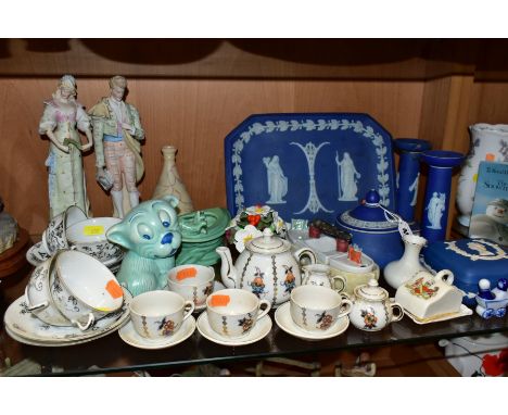 A GROUP OF CERAMICS, GLASS, ETC, to include Wedgwood dark blue jasperwares (covered bowl, rectangular tray, length 26cm, a pa