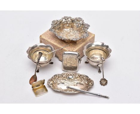 A SELECTION OF SILVER AND WHITE METAL ITEMS, to include a pair of Edwardian salts each with a wavy rim, raised on three cabri