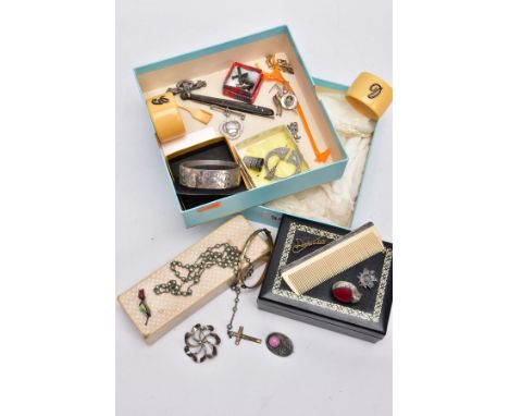 A BOX OF ASSORTED ITEMS, to include a wide silver hinged bangle, with an engraved foliate design, hallmarked Birmingham 1977,