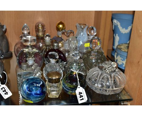 A GROUP OF VARIOUS PAPERWEIGHTS, SCENT BOTTLES, VASES, ETC, to include a Mdina paperweight, Caithness Vase, a small silver to