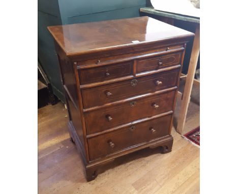 A GOOD QUALITY GEORGIAN REVIVAL WALNUT AND BOXWOOD STRING CHEST OF DRAWERS, the brushing slide above two short and three long