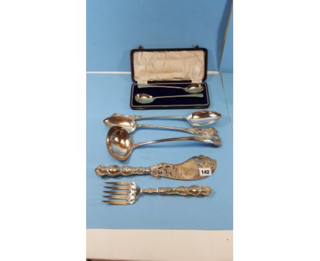 AN EDWARDIAN SILVER PLATED KINGS PATTERN SOUP LADLE, a pair of Kings pattern plated STUFFING SPOONS, a pair of plated pierced