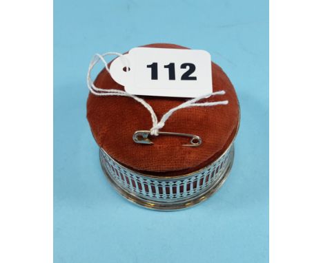 AN EDWARDIAN CIRCULAR SILVER PIERCED SIDED TRINKET BOX, the hinged lid padded for pins, maker:- S.I. LTD, Chester 1907.   