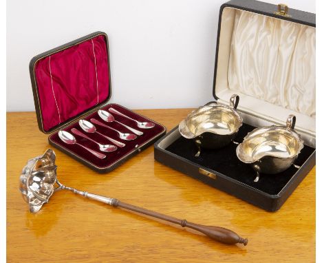 Collection of silver comprising: A pair of cased silver sauce boats, bearing marks for Viner's Ltd (Emile Viner), Sheffield, 