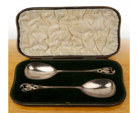Arts and Crafts cased pair of silver spoons set, with stylised finials, bearing marks for William Hutton & Sons Ltd, London, 