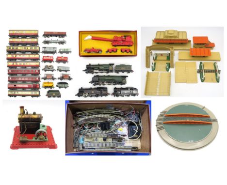 A quantity of Hornby model railway, to include a boxed Dublo 4620 Breakdown Crane with Match Trucks and Screw Jacks, locomoti