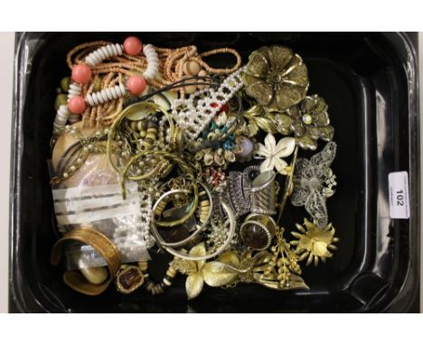 A tray of costume jewellery