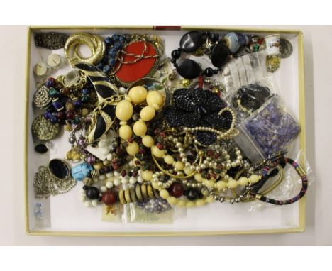 A tray of various costume jewellery