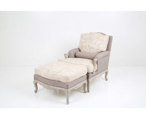 Chaise longue in painted wood in shades of gray with damask padding. Minor defects. Pouffe dimensions: 44x75x54 cm approx. 89