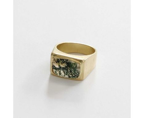 A Moss Agate Ring, stamped '750', finger size Q1/2 (a.f.)Gross weight 12.9 grams.