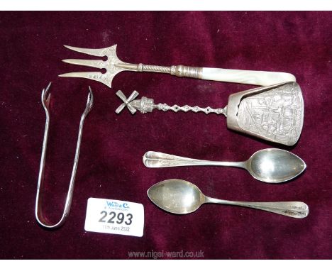 A quantity of silver including two Sheffield spoons (17 gms) and sugar tongs in bird claw shape (20 gms), 925 scoop (26 gms),