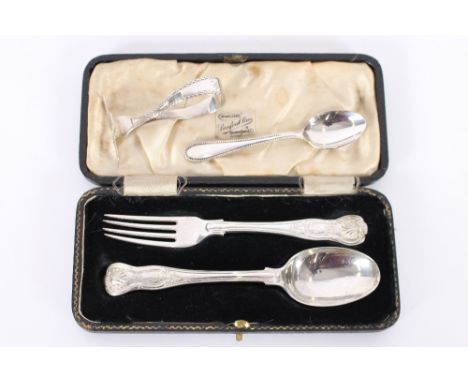 A Victorian cased silver Fiddle and shell patterned Christening spoon and fork, London 1845/1847; a silver child's pusher, Lo