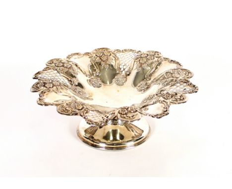 An Edwardian silver comport, having foliate embossed and pierced panel decoration, 24cm dia., Sheffield 1902, approx. 13ozs.