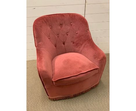 A Button back pink bedroom chair (H 80 cm c W 63 cm)