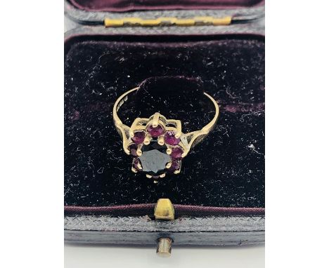 A 9 ct gold ring with garnets.(Total weight 2.1g)