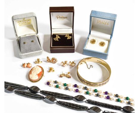 A Quantity of Jewellery, including a cultured pearl, malachite, amethyst and hematite necklace; a hematite necklace; a silver