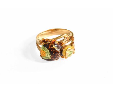 An Enamel Ring, realistically modelled as a spider, stamped '18K', finger size NGross weight 7.9 grams.