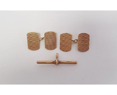 Pair 9ct gold double rectangular and chain cufflinks, engine turned and a 9ct gold watch chain bar, total weight 8.5g