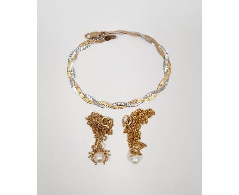 9ct two-colour gold twist bracelet, 2.5g approx., a 9ct gold pearl set spider pendant and a pearl drop pendant on 9ct gold fi