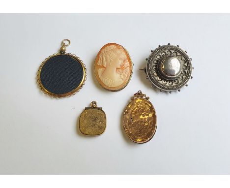 9ct gold oval mounted locket (dented and worn) with engraved decoration, early to mid-twentieth century circular gold coloure