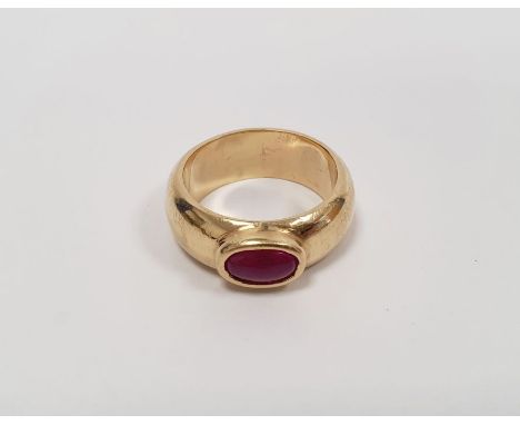 18ct gold and ruby gent's dress ring, the barrel-shaped band set oval cabochon stone, in rubover setting, 12g total approx.&n