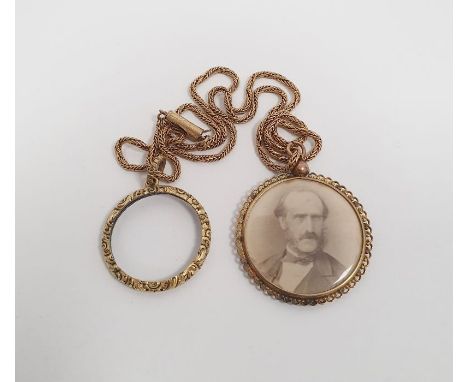 Gold-coloured herringbone ropetwist-pattern chain link necklace, approx. 10g approx. and the photographic portrait pendant an