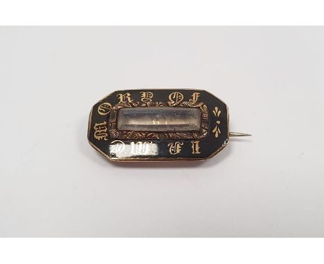 Late Georgian gold and black enamel memorial brooch, chamfered oblong and inset ‘In Memory Of’, 2.2cm wide