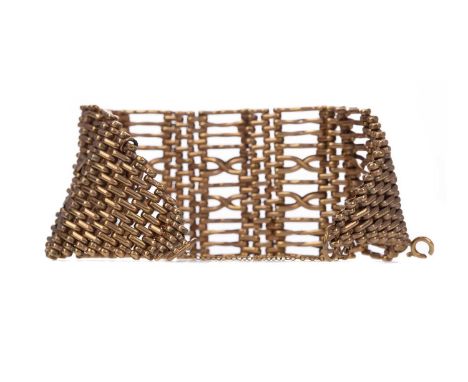 LARGE GOLD GATE BRACELET,36mm wide, in nine carat gold, lacking fastener, 61.7g