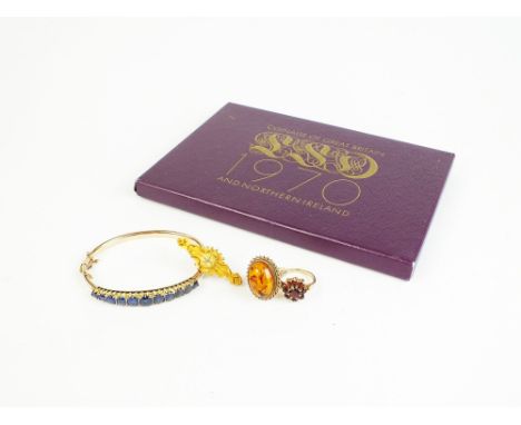 A 15ct gold diamond set bar brooch, together with a 9ct gold garnet set ring, a 9ct gold amber ring, a graduated blue paste s