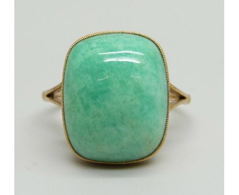 A 9ct gold, cushion shape jade ring, 5.1g, X 