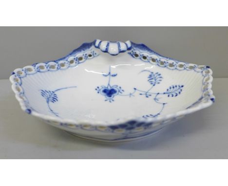 A Royal Copenhagen Denmark dish, 1024, 18.5cm wide 