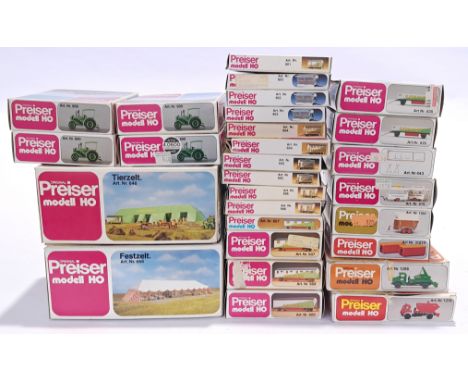 Preiser Modell HO, a boxed plastic model kits group. Although unchecked for completeness, conditions generally appear to be G