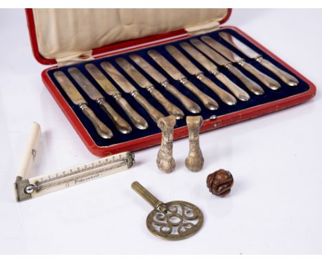 A VICTORIAN FOLDING IVORY TRAVELLING THERMOMETER with&nbsp;an early possibly 17th century brass clock key, a fahrenheit scale