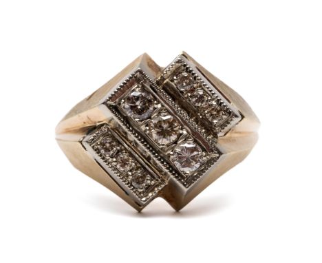 14 kt. Gouden gematteerde ring, de kop in de vorm van een kruis met drie banen, elk gezet met drie briljant geslepen diamante
