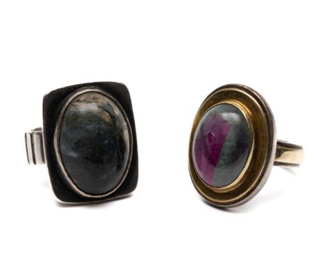 Jan Noyons, zilveren met 18 kt. gouden ring, bezet met een cabochon geslepen watermeloen toermalijn. Hierbij een zilveren rin