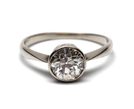 14 kt. Witgouden solitair ring, 1e helft 20e eeuw, gezet met een oud briljant geslepen diamant van ca. 1.30 ct. [1] bruto 1,8