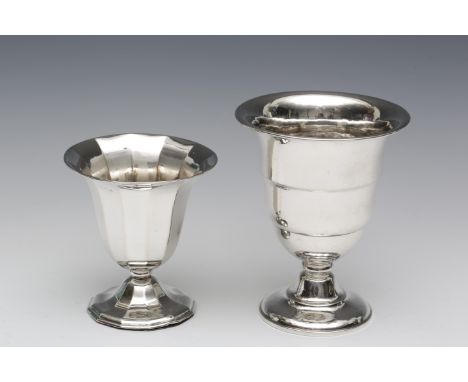 Twee kelkvormige vazen, laat Art Deco, gehamerd met oplopende banden en brede mond op ronde voet, stempel buitenlandse werken