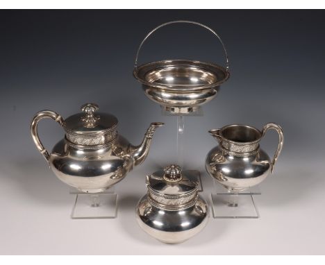 Vierdelig theeservies, 19e eeuw, bestaande uit theepot, melkkan, theebus en suikermand, rond model versierd met parelranden e