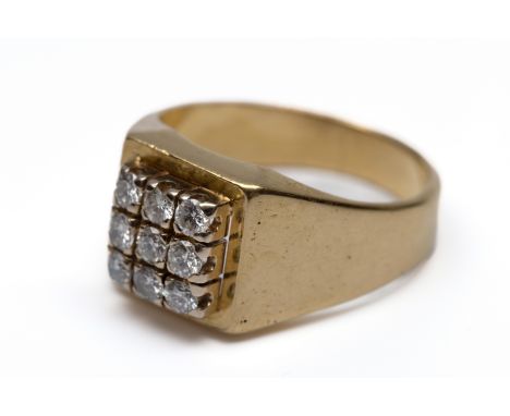 18 kt. Gouden ring, met  9 briljant geslepen diamanten, totaal ca. 0.60 ct., in een vierkant gezet [1] bruto 9,7 gr., ringmt.