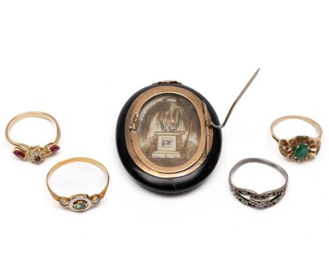 Twee 14 kt. gouden ringen en één 18 kt. gouden ring. De laatste met een bloem, bezet met diamant en robijn. De andere met sma