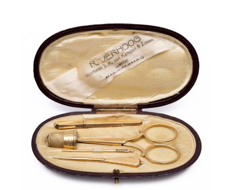14 kt. Gouden naaigarnituur, Biedermeier. Bestaande uit een naaldenkoker, schaartje, vingerhoed, naald en priem. In etui van 