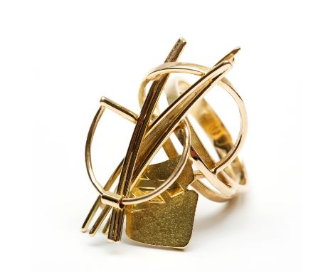 Anneke Schat, 14 kt. gouden ring, opgebouwd uit cirkelvormige elementen met bewegend cilinder, diagonale banen en een asymmet
