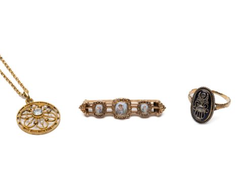 14 kt. Gouden antieke ring, broche en hanger. De ring met blauw glas en roosdiamant, de broche met een voorstelling van putti
