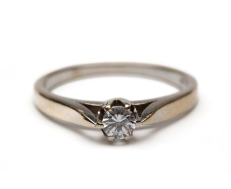 14 kt. Witgouden solitair ring, gezet met een briljant geslepen diamant van 0.22 ct, kleur F-G, zuiverheid VVS/VS bruto 2,2 g