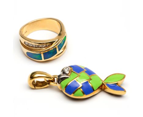 18 kt. Gouden hanger en een 14 kt. gouden ring. Hanger versierd met groen en blauw email, oog van een diamant.  Ring bezet me